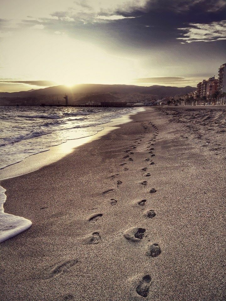 Metáfora de las huellas: huellas en la playa